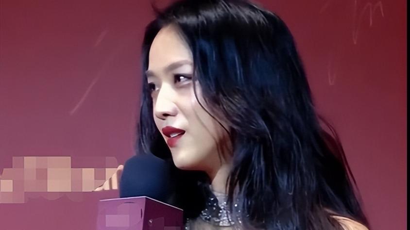 汤唯|汤唯穿短裙海边跑跳！锁骨突出脖颈纤细，小腿交叉站立显壮硕