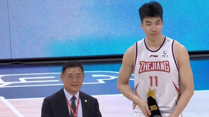 广东男篮|火花四溅！易建联1V2太霸气，广东外援遭血帽，刘维伟场边发飙