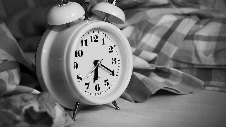 按摩|小伙子定多个闹钟起床，致情绪焦虑！起床做足5点，健身延寿