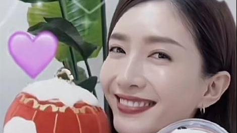 江疏影|35岁江疏影罕晒照，露出一边香肩锁骨瘦得凸起，皮肤白到青筋可见