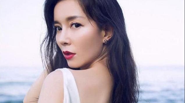 春晚|21岁上了春晚，42岁却不温不火，一袭蓝纱遮体，宛若海之精灵