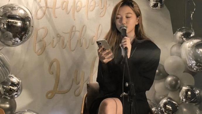 穿衣搭配 李嫣修复嘴唇后放飞自我，穿海军衫制服化身二次元少女，“马蜂腰”抢镜