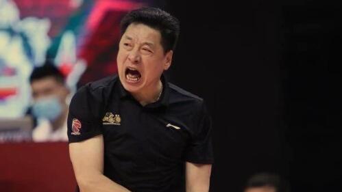 深圳男篮|24分钟飙55分！贺希宁11+3真大腿罗汉琛4分遭碾压李春江灰头土脸