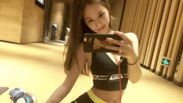 吴佳尼|吴佳尼更新动态，晒出健身照，侧卧在地秀身材