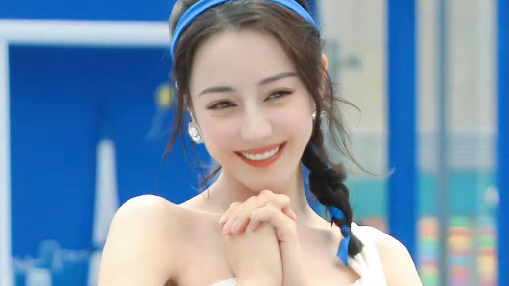 迪丽热巴 迪丽热巴穿白色单肩绸缎长裙头系蓝发带参加活动，清新甜美又温柔