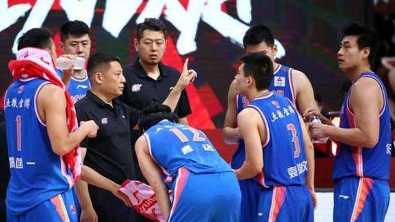 |官宣！CBA冠军球队主帅下课，美女经理疯狂摆烂，老好人成背锅侠