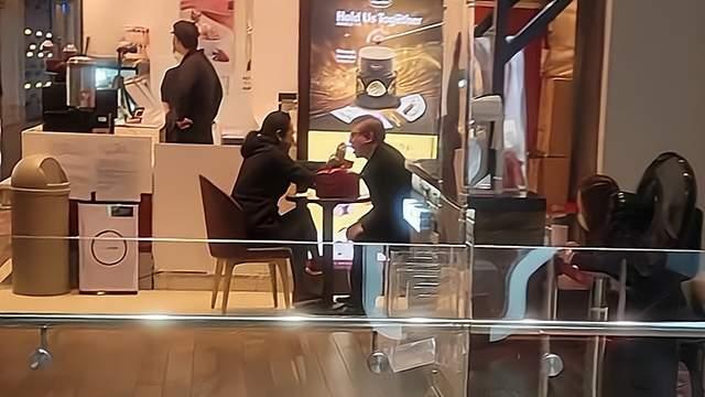 朱玲玲|郭晶晶婆婆与富豪老公外出！手挽手雨中漫步，二婚仍获对方宠爱