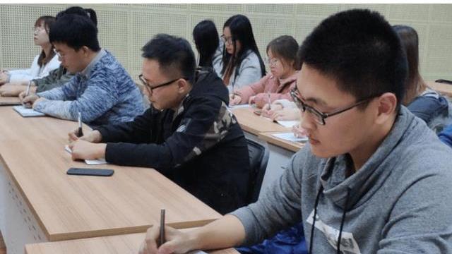 hr|专科生简历被“嘲上热搜”，网友斥责HR不地道，HR：我说的是事实