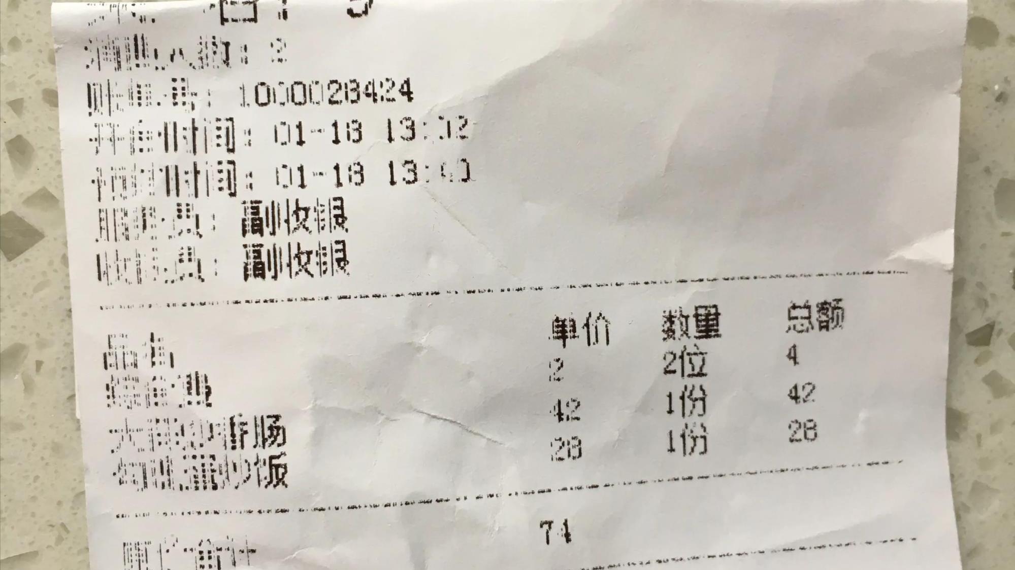 江西|江西母子出门游玩，在快餐店点了一个菜一碗饭，结账时不敢相信