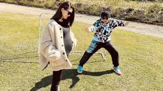 周杰伦|周杰伦携娇妻高调秀恩爱！娇妻穿卫衣巧遮孕肚，周杰伦嫩回小鲜肉