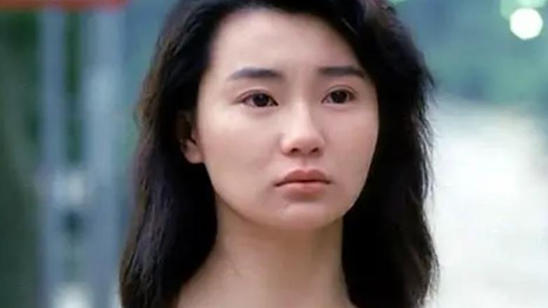 张曼玉|57岁张曼玉罕见露面，穿露脐装秀纤细腰围，谢霆锋和郭富城秒变迷弟