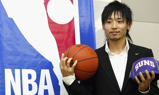 日本队|首位进入NBA的日本球员，扬言打败中国男篮，他的水平如何？