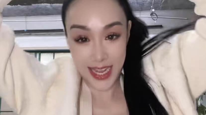 钟丽缇|51岁钟丽缇浓妆艳抹跳舞，梳高马尾扮嫩，网友：我欣赏不来！