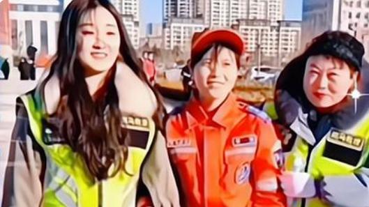 侯佩岑|陈亚男低调当志愿者？与救援队合影笑容满面，网友：连口罩都不带