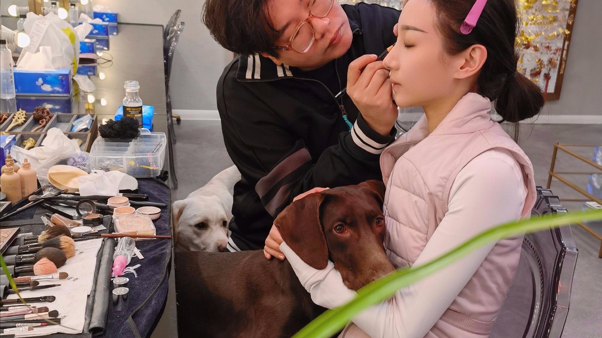 春晚|春晚《只此青绿》领舞小姐姐火了！纤细身姿惹人羡，生活中好软萌