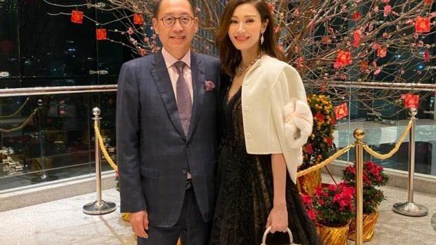 李嘉欣|李嘉欣也真绝！老公街头拄拐杖看病，她衣着靓丽和姐姐庆生拍美照
