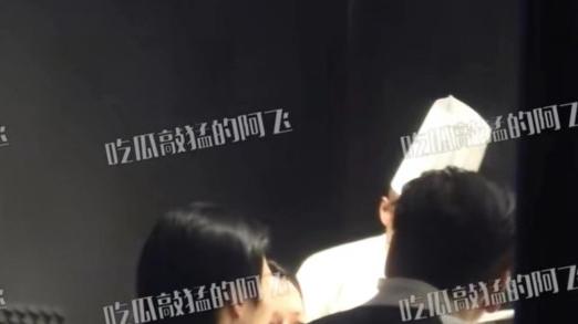 向佐|向太一家五口现身，向佐抱女儿在地上打滚，cora一脸懵走开太可爱