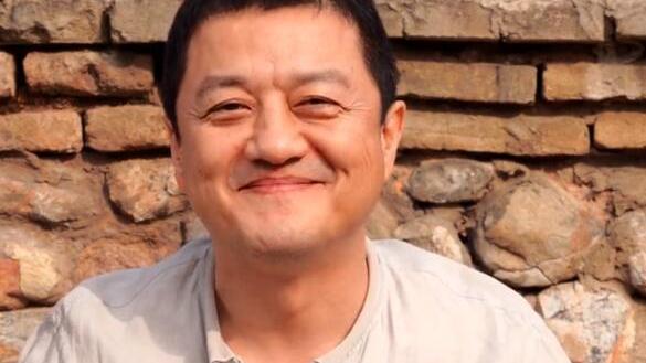 李嫣|李亚鹏老婆带女儿外出！婆婆和继女李嫣现身陪同，一家人很温馨