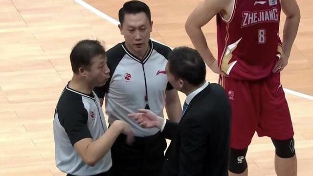 浙江男篮|拒绝李春江握手后，驱赶刘维伟+方俊，双标吹罚，选择性“失明”