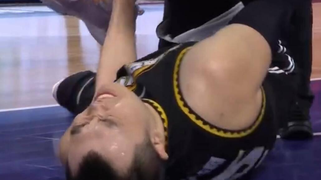 江苏女排|打球太脏！绊人、踩脚、沉肩撞人，苏伟、曾繁日尽显恶人本色!