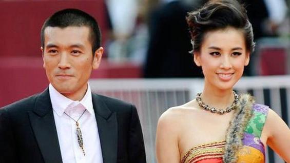 参观黄圣依住的豪宅，客厅沙发都是红木雕纹的，装修相当霸气