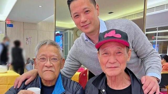 陈惠敏|港星陈惠敏与吴耀汉茶餐厅吃饭，两人心情大好，喝酒喝到满脸通红