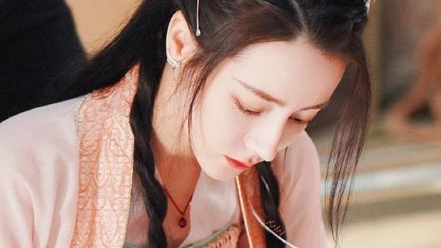迪丽热巴|迪丽热巴新剧路透曝光，面部状态引担忧，网友：就知道买热搜