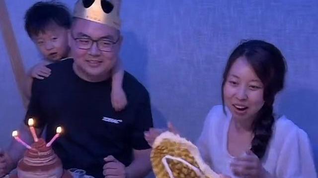 聚餐|田静晒聚餐照，姚威获生日大礼！田新豪搞怪依旧，悦悦祝福最暖心