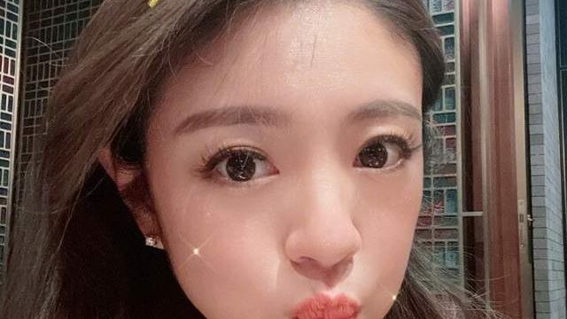 安以轩|网传安以轩为了老公即将复出捞金，化着浓妆自拍，眼睛里没有了内容