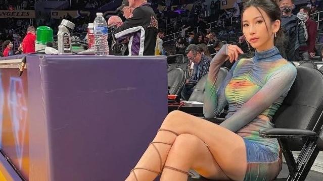 湖人队|湖人美女球迷走红，身材好颜值高，一双大长腿抢镜