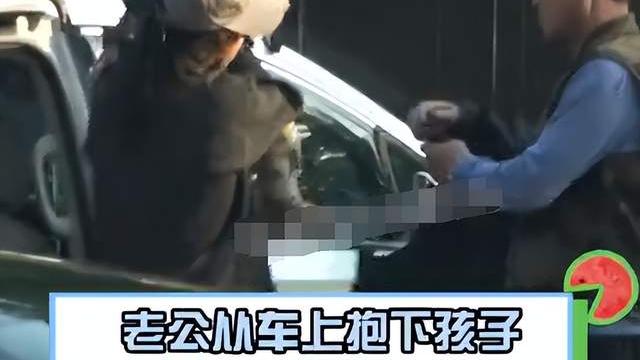 白百何|白百何一家三口出游被拍！老公张思麟首次抱娃露面，二胎儿子身高猛长