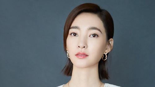 减脂 王丽坤一袭镂空白裙配上干练短发，清爽大气让人舒心。