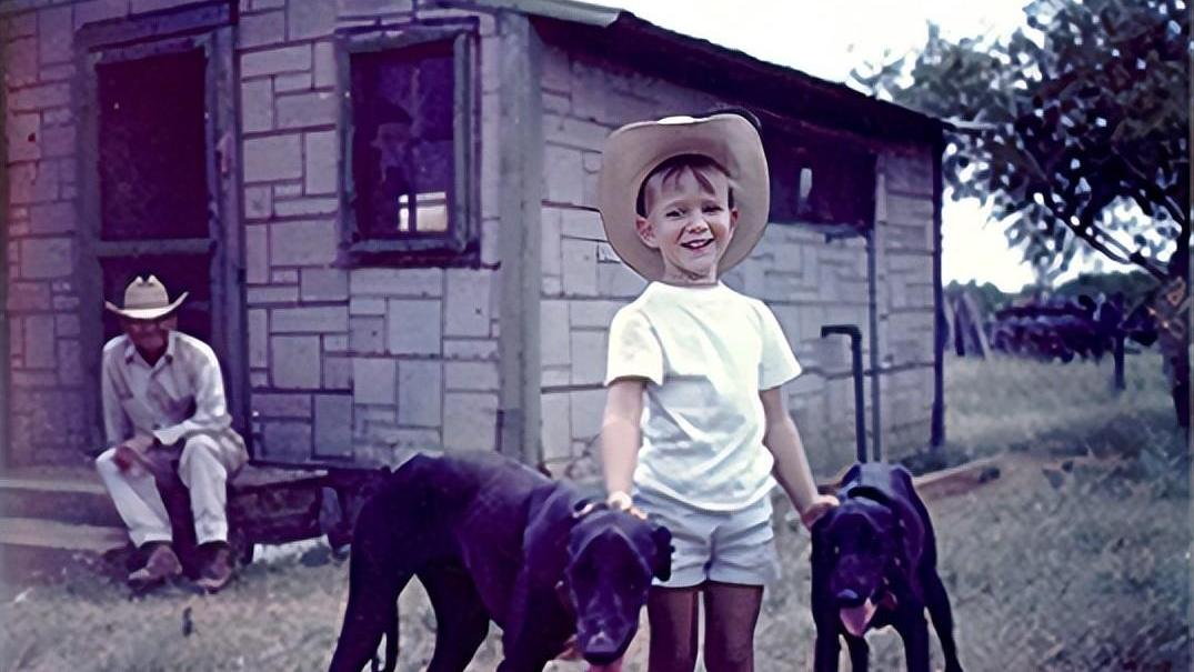 母亲节|贝佐斯母亲节罕见秀老妈！搂着妈妈幸福甜笑，52岁未婚妻黯然失色