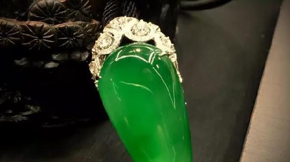 翡翠|在收藏翡翠的时候，其实原料和工艺同样重要，都需要重视起来