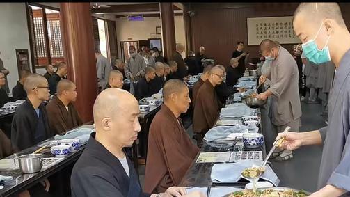 互联网+|1张广州某寺庙“逆天”工资单爆火，撕开了当下社会病态的遮羞布