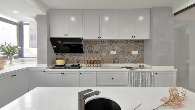 188㎡顶复式，拆入户花园、封露台成就大格局，装好实际只花20万