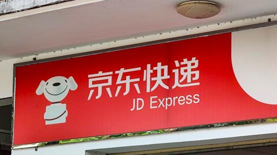 刘强东|刘强东承诺五年后送套房，京东的001号快递员如今怎么样了？