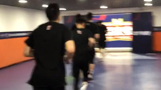 辽宁男篮|辽宁出场+退场太欢乐！莫兰德逗乐全队，大韩左拥右抱，艾伦溜达