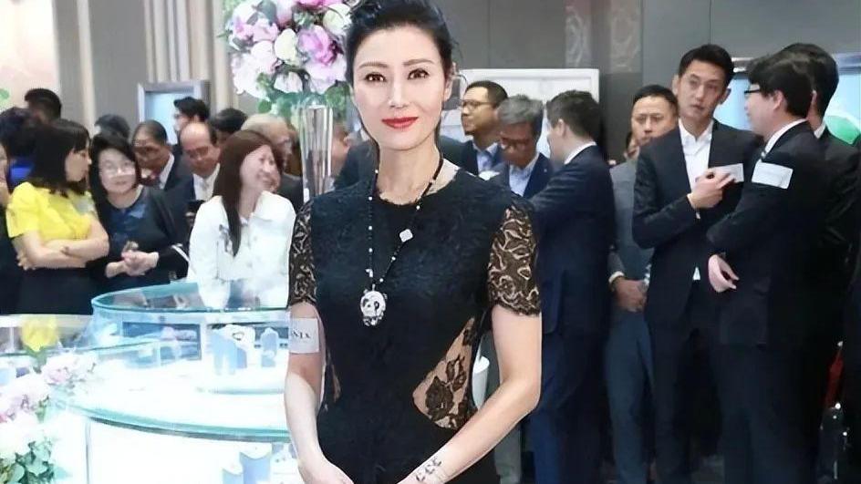 李嘉欣|李嘉欣贵妇脸太高级，蕾丝拼接裙配熊猫吊坠，51岁精致到骨子里