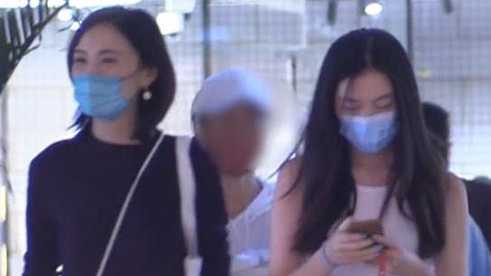 李嫣|李嫣与大16岁后妈逛街！穿吊带炫热辣身材，一旁继母帮忙拎包拿水