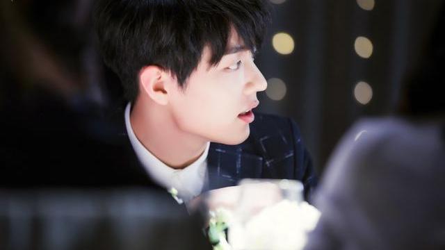 肖战|肖战秒变“地道战”，本人未现身，一众代拍被迫三亚游，粉丝：爽