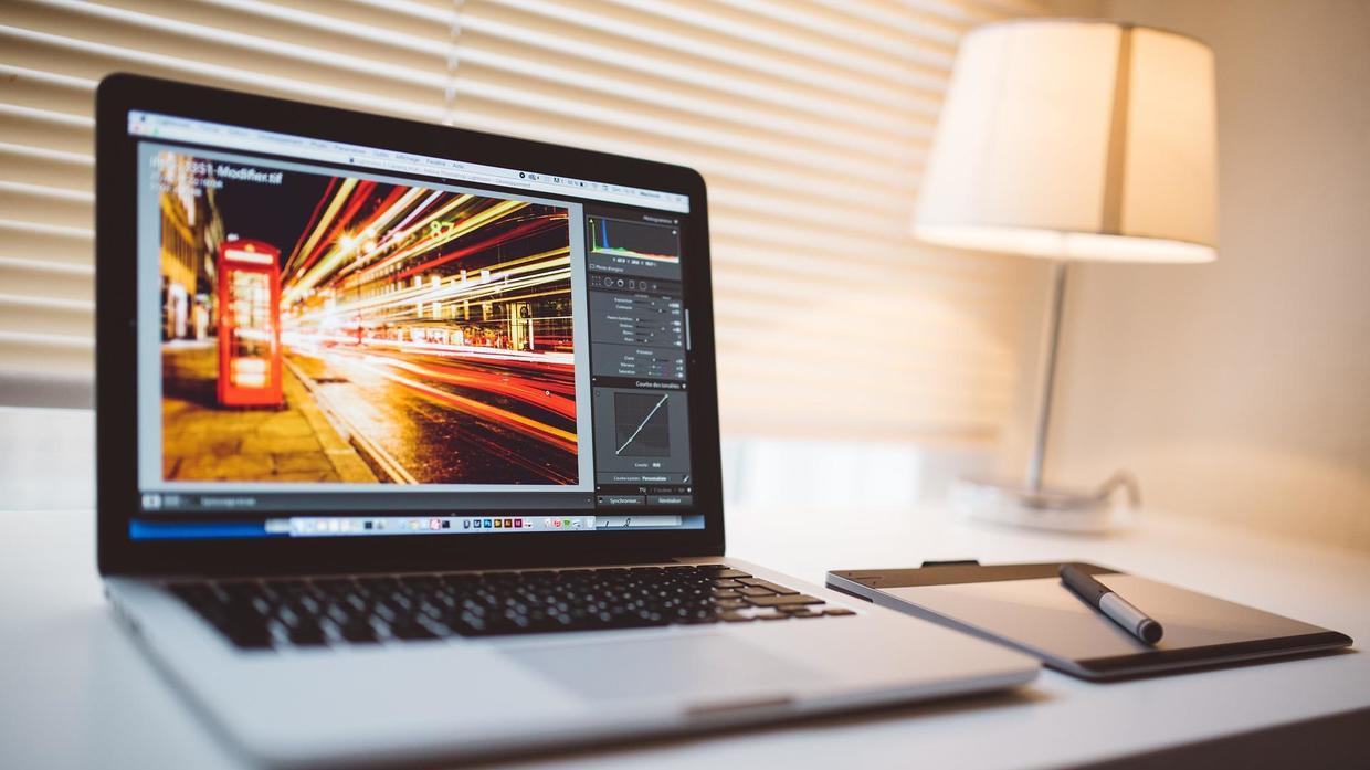 应用商店|教你一招，年底至少换辆宝马开开，到底怎么做自媒体赚钱快？