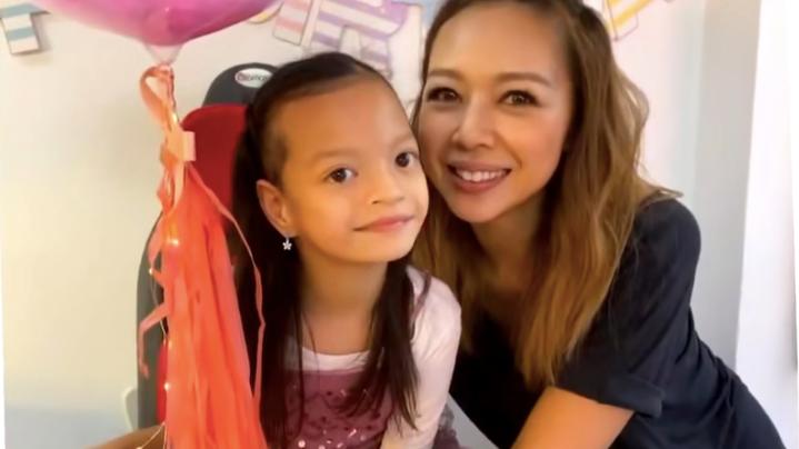 龙套|她60岁才出道，和刘德华周星驰拍了30年戏，成港人最熟悉的“龙套女王”