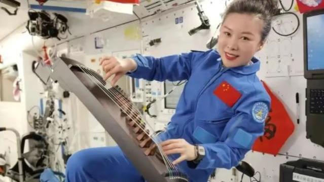 王亚平|“摘星星的妈妈”大学照曝光，端庄典雅笑容甜，网友：当代的嫦娥