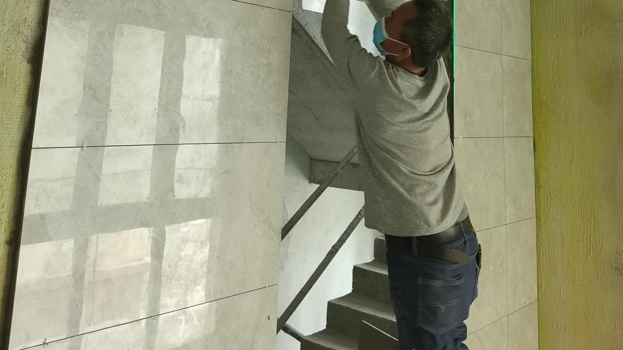 玻化砖上墙，2个原因决定了要刷背胶，还可以试试另外2种方法