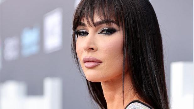 梅根·福克斯|梅根福克斯怀上第四胎，男友演奏时公开表白，献歌给未出生的孩子