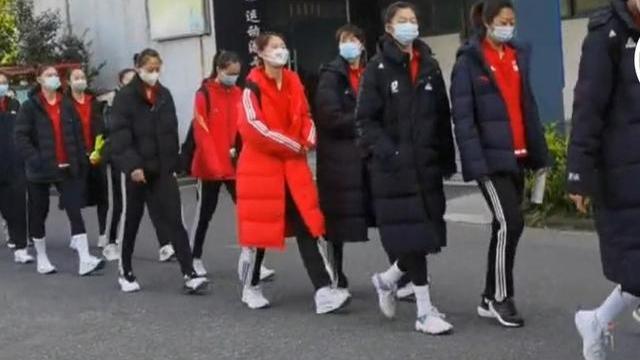 76人队|女排训练营再有新照，刁琳宇、高意、郑益昕亮相，丁霞动作太搞笑