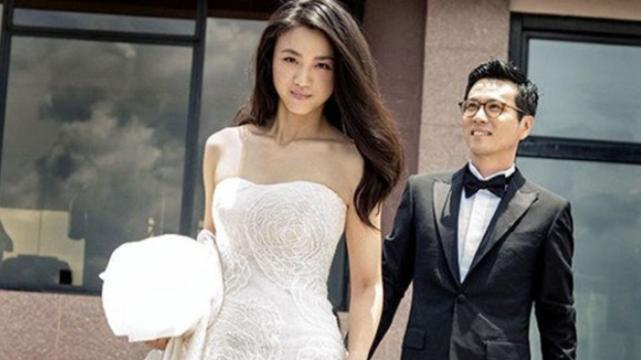 汤唯|42岁汤唯抵达戛纳晒近照，大口吃肉状态好，无名指婚戒抢镜