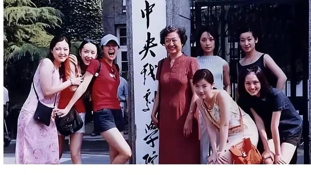 曾黎|佛性曾黎：错过张艺谋，5段情史45岁未婚，演妈妈，一切无所谓