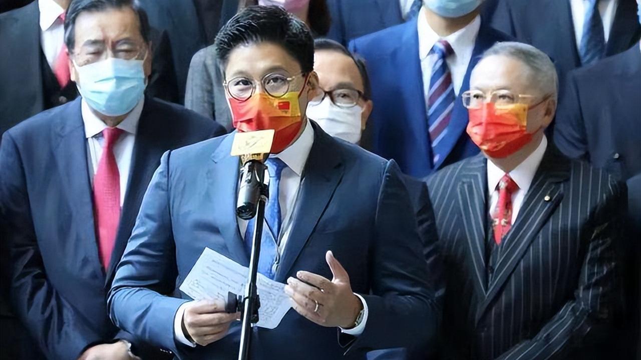 霍启刚|霍启刚郑志刚一起现身，参加香港选举投票，两个人未来是前途无量